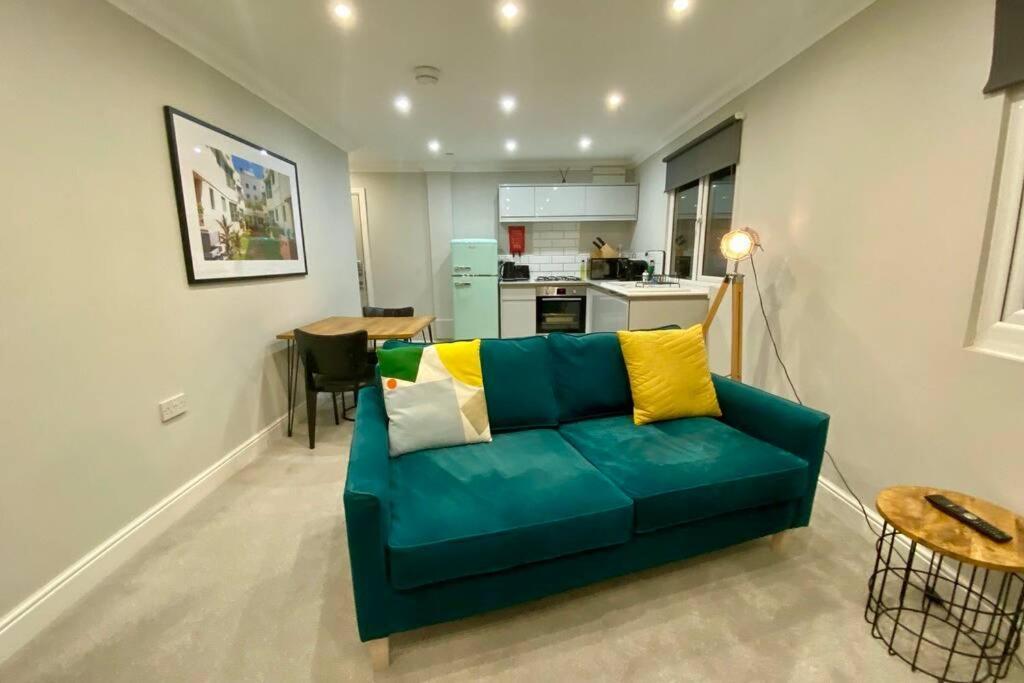 Stylish Two Bedroom Apartment Near Victoria Park Cardiff Ngoại thất bức ảnh